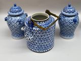 trois vases bleus et blancs avec leurs couvercles, posés sur une table