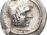 une pièce d'argent sur laquelle est représentée la tête d'un dragon