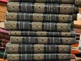 des piles de livres empilées les unes sur les autres sur une table