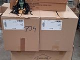 une pile de cartons surmontée d'une petite sorcière