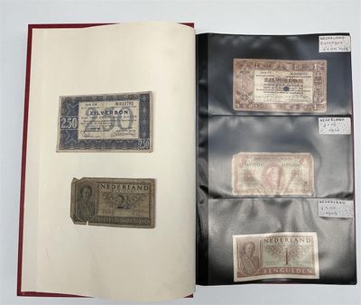 un livre ouvert sur lequel figurent trois types différents de billets de banque