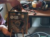 un homme qui travaille sur une machine dans une pièce