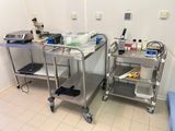 un chariot métallique posé au milieu d'une pièce