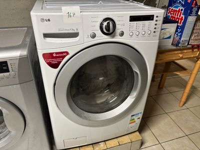 un lave-linge et un sèche-linge placés l'un à côté de l'autre