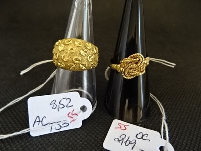 deux cornets ornés d'anneaux dorés et d'une étiquette de prix