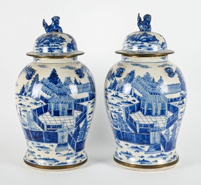 une paire de vases bleus et blancs ornés de scènes asiatiques
