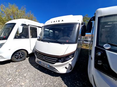 deux bus blancs garés l'un à côté de l'autre sur un parking