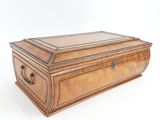 un vieux coffret en bois muni d'une poignée métallique, sur fond blanc