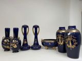 cinq vases et un bol posés sur une table