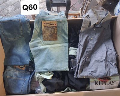 un carton rempli de jeans et une paire de chaussures