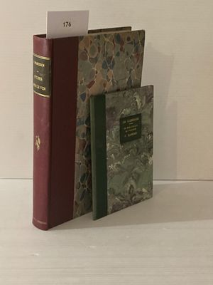 deux livres posés l'un à côté de l'autre sur une table
