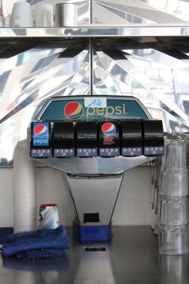 un distributeur automatique posé sur le comptoir d'un restaurant