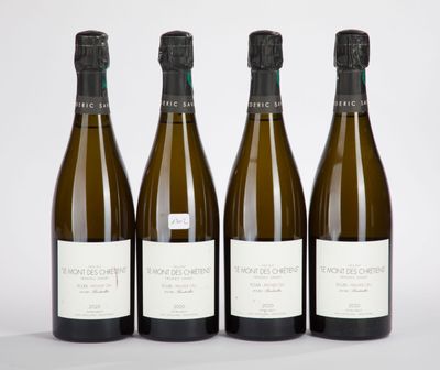 trois bouteilles de vin posées l'une à côté de l'autre sur une table