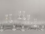 un grand nombre de verres à vin posés sur une table