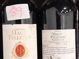 plusieurs bouteilles de vin sont alignées sur une étagère dans un magasin
