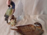 deux figurines d'oiseaux posées sur une table