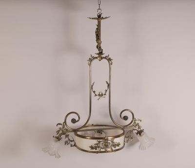 une image d'un lustre suspendu au plafond d'une pièce