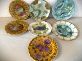 plusieurs assiettes à motifs différents sur une table