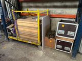 une pile de cartons empilés les uns sur les autres sur une palette dans un entrepôt