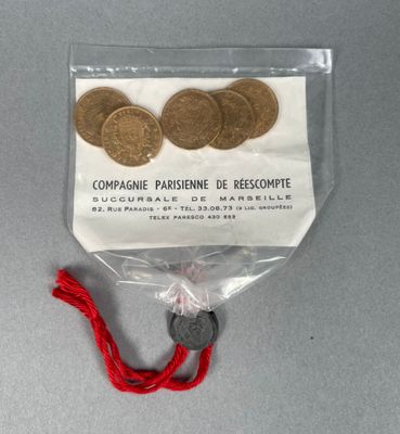 un sachet de pièces de monnaie entouré d'un cordon rouge