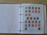 un livre ouvert avec des timbres, posé sur une table