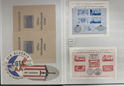 un livre ouvert sur lequel figurent des timbres et l'image d'un avion