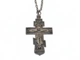 l'image d'une croix en argent suspendue à une chaîne, sur fond blanc