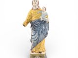 une statue de femme tenant un enfant dans ses bras