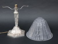Lampe en métal argenté à piètement hexagonal à décor de fleu… (photo 2)