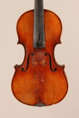 un vieux violon avec un archet accroché à son dos