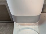 une cafetière posée sur une boîte blanche