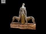 une image représentant une statue d'une femme et de deux chiens