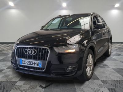 L'Audi QX noire est garée sur un sol à damier.
