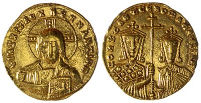 une pièce d'or avec l'image d'un homme tenant une croix