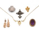 un assortiment de bijoux comprenant un collier, des boucles d'oreilles et une broche