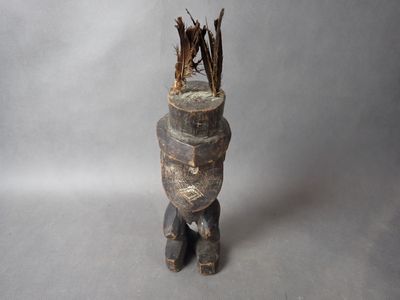 ZAÏRE Culture Luba ,KASAÏ en bois et plumes, H 28 cm