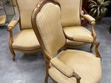 Trois chaises sont disposées dans une pièce où l'on aperçoit de nombreux meubles en arrière-plan.