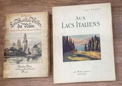 deux livres posés sur une table en bois