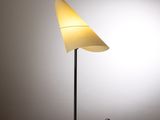 l'image d'une lampe posée sur une table