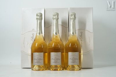 trois bouteilles de vin sont posées devant une boîte blanche