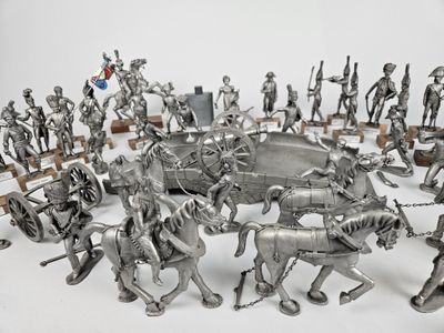 de nombreuses figurines de tailles et de couleurs différentes sur la table