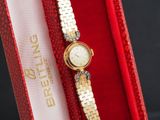 une photo d'une montre-bracelet pour femme dans un coffret rouge