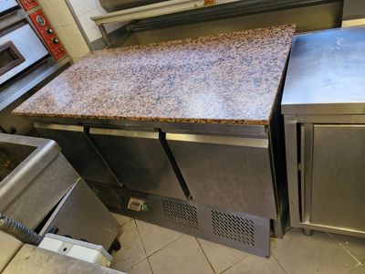 un plan de travail avec un évier et une cuisinière dans la cuisine