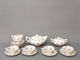 une image représentant un ensemble de tasses et de soucoupes à thé et à café