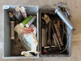 deux bacs remplis d'objets divers, posés par terre