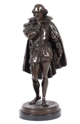 statue en bronze représentant un homme tenant un oiseau, posée sur un socle
