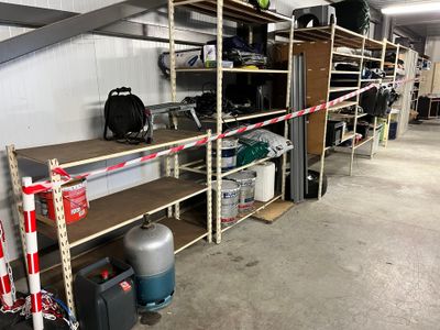 une pièce où se trouvent de nombreuses étagères et d'autres objets