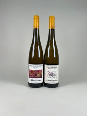 deux bouteilles de vin posées l'une à côté de l'autre sur une table