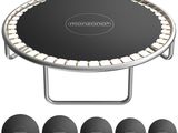 un gros plan d'un trampoline sur lequel sont posées quatre balles