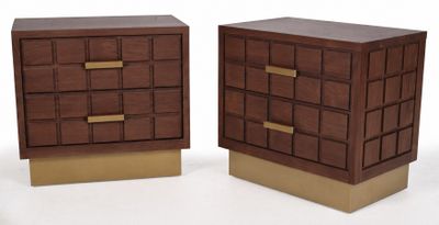 deux tables de chevet en bois, chacune dotée de poignées en laiton